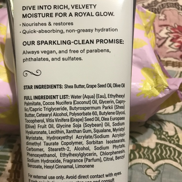 Refreshments Body and Hand lotions with Makeup wipes and cleansing face wipes - Picture 8 of 10